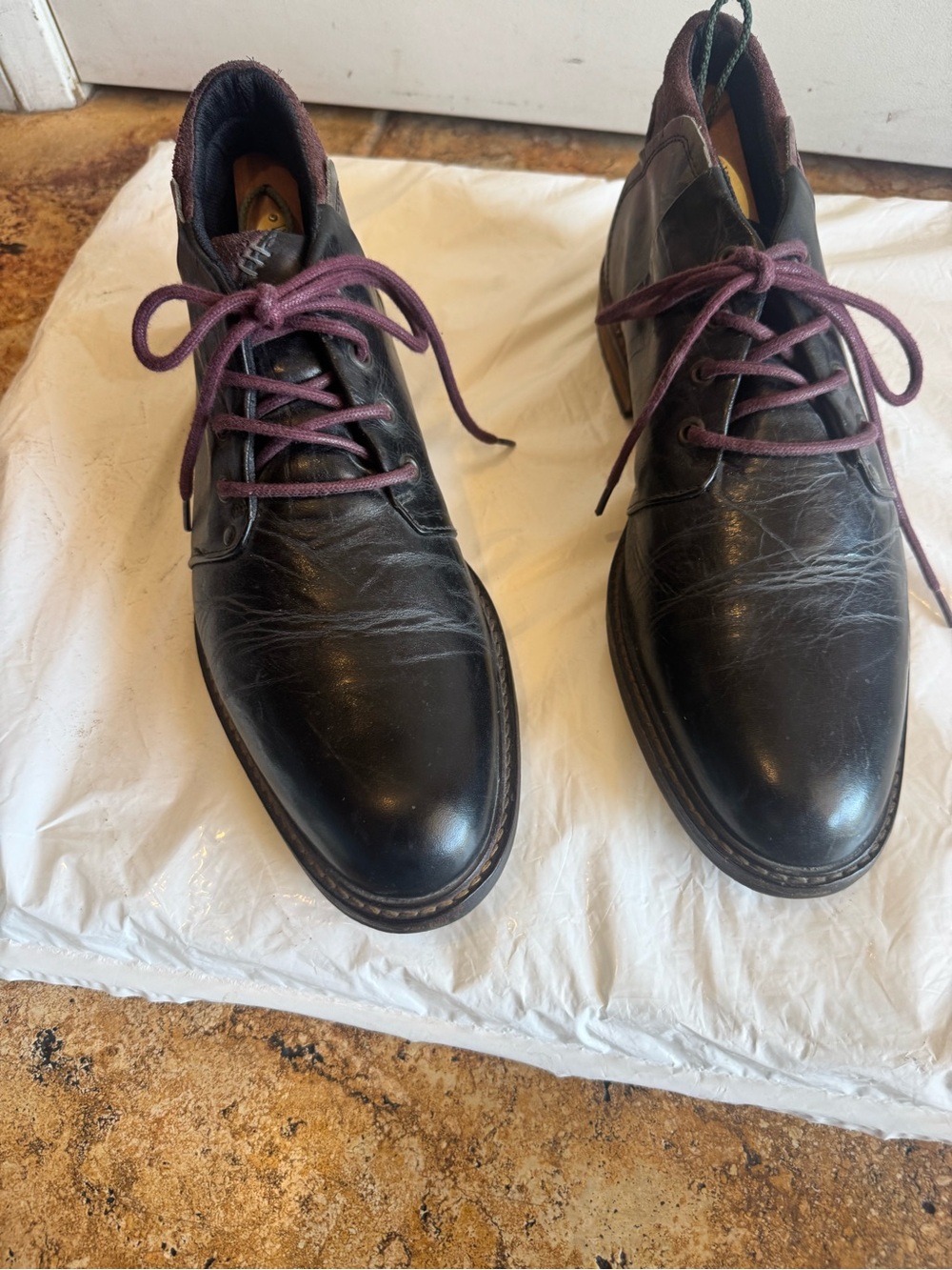 Men's Black Leather Lace-Up Dress Boots with Burgundy Laces. Used Good Condition